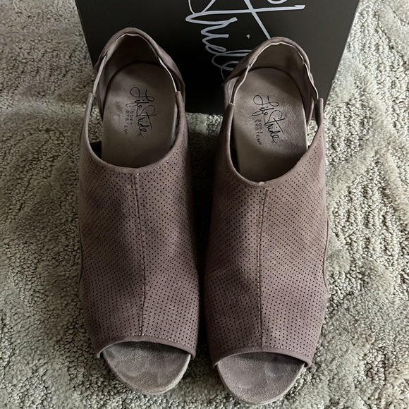 Life Stride Hinx wedge sandals. Mushroom Size 11 - Picture 3 of 7